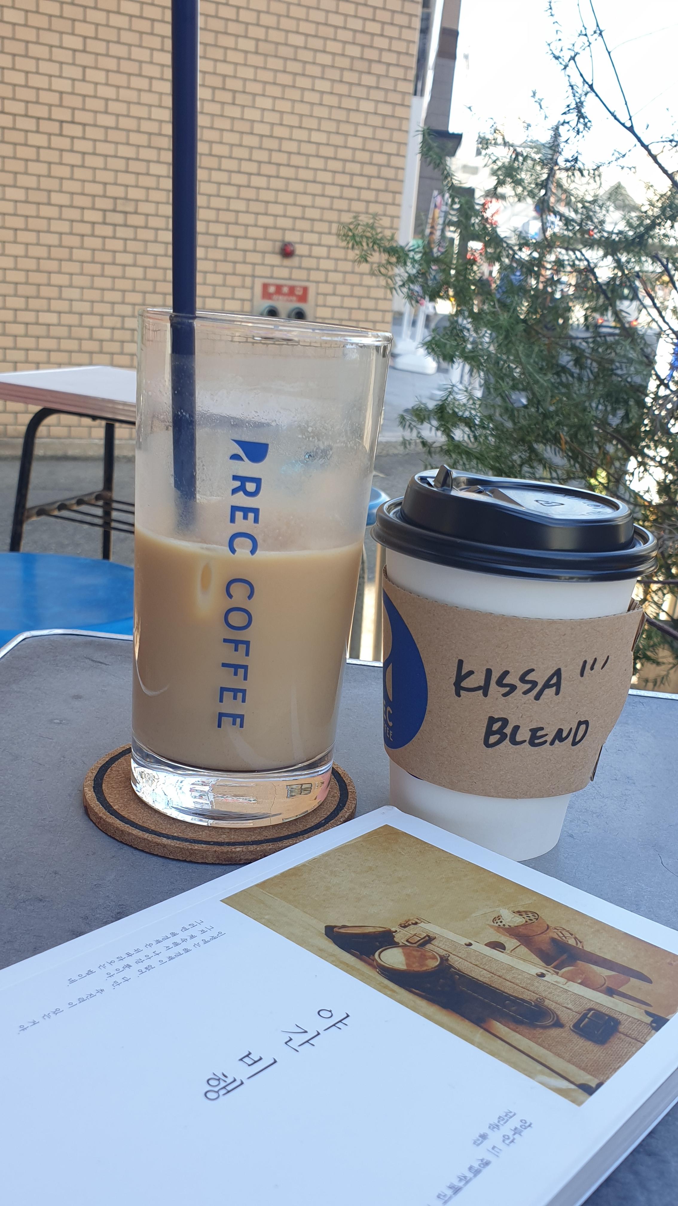 REC COFFEE 렉카페 야쿠인점 라떼와 드립커피와 책
