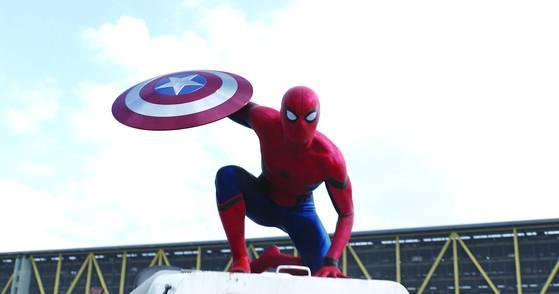 스파이더맨이 캡틴 방패를 들고 착지하는 모습