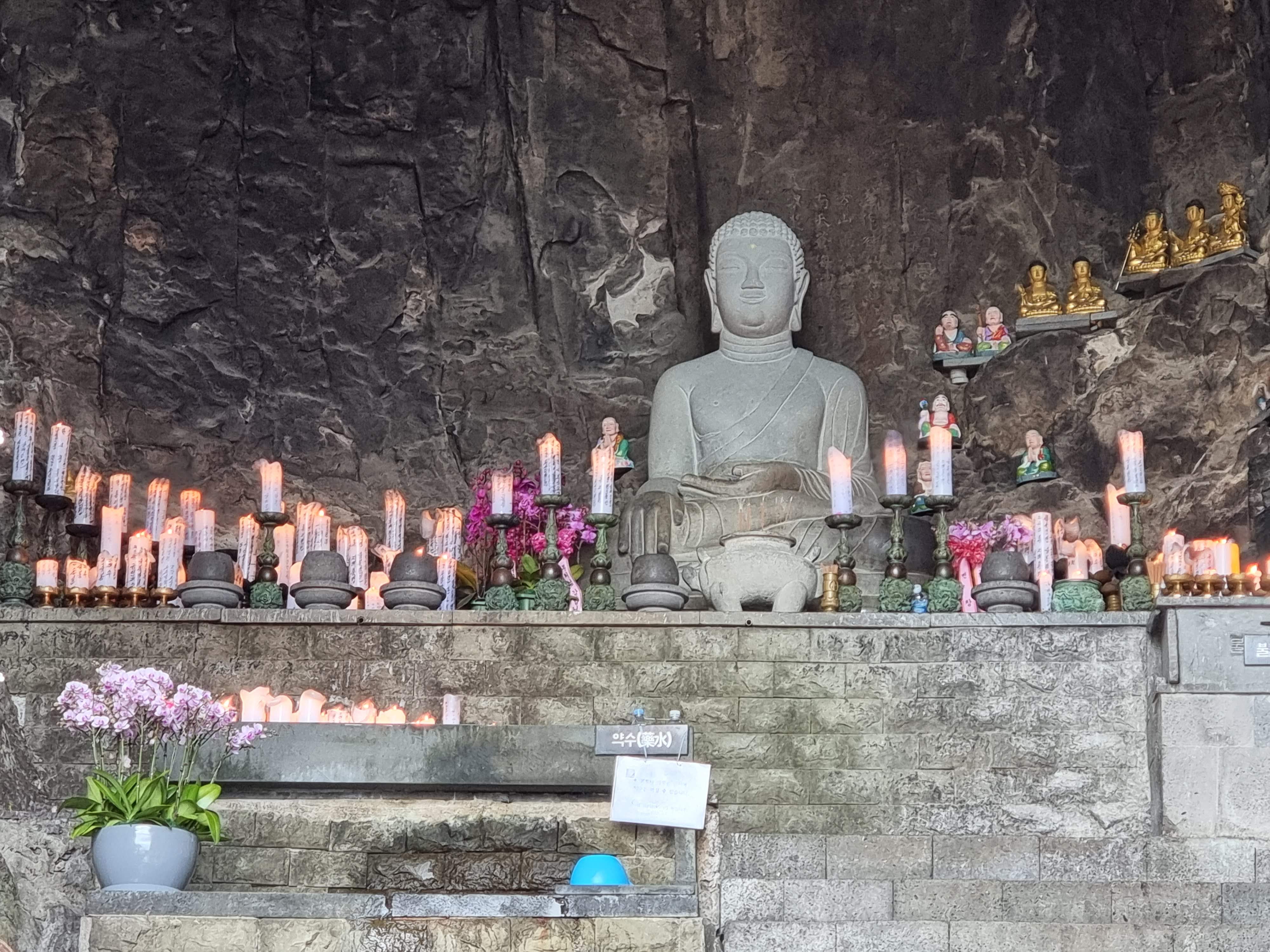 산방굴사 석굴 불상의 근접 모습