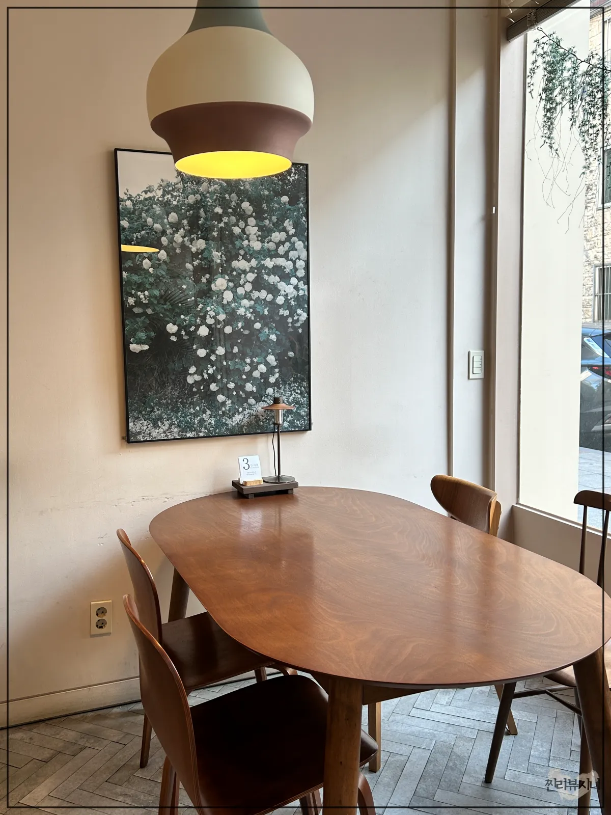 송리단길-카페-우무드-우드-인테리어-4인석-1개-모습
