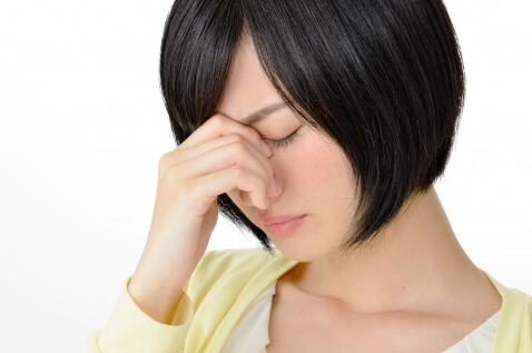 눈이 아픈 여성