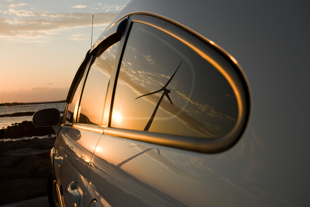 재생에너지의 주요 장점은 다음과 같습니다. 첫째, 재생에너지는 무한하게 사용할 수 있는 자연적인 자원을 이용하기 때문에 지속 가능한 발전이 가능합니다.