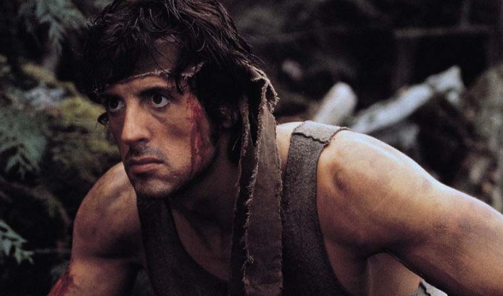실베스터 스탤론(Sylvester Stallone)을 세계적인 액션 스타로 공고히 자리매김하게 한 테드 코체프 감독의 명작 람보(First Blood, 1982)의 한 장면