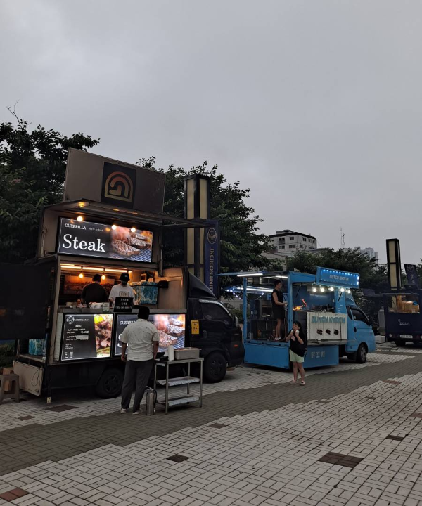경기장 밖 푸드트럭 행렬
