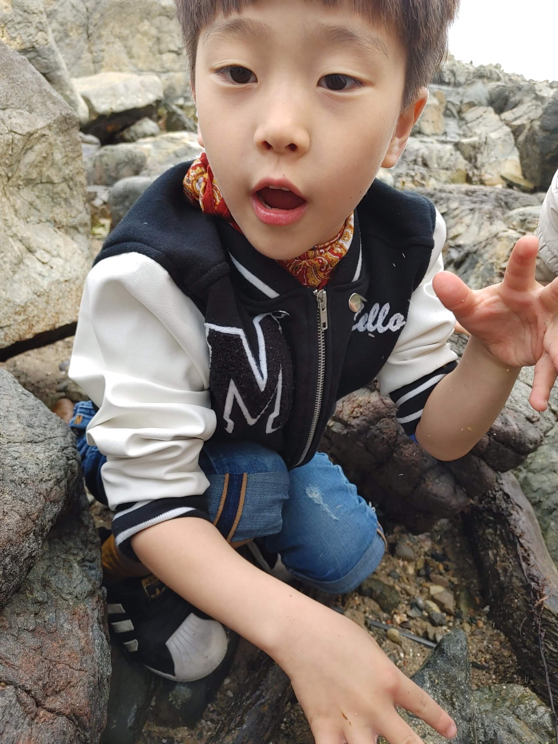 더_카이트21_펜션_해변가_꽃게_고동잡기에_신난_아들