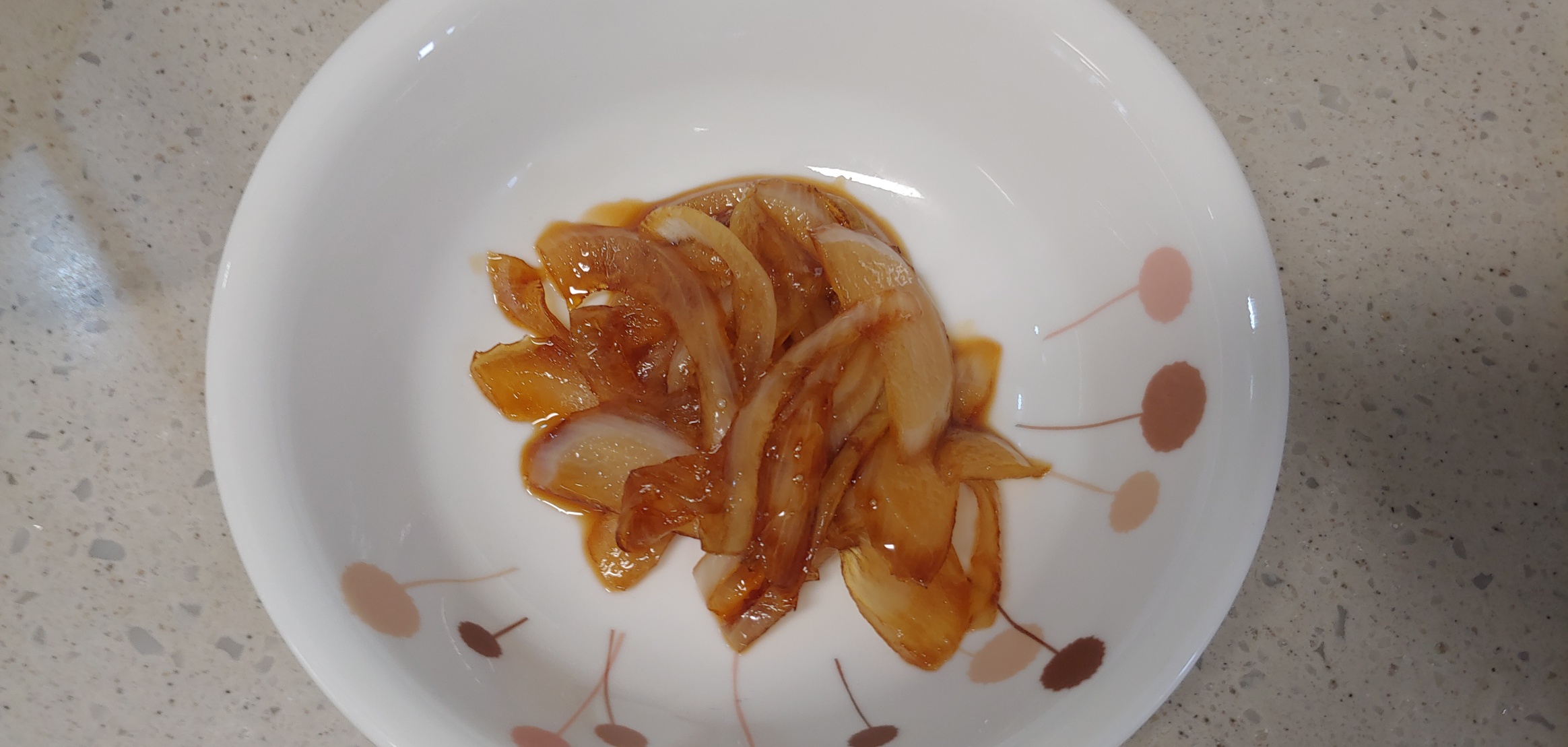 완전히 다 졸이지 않으셔도 되니, 적당히 베었으면 양파를 꺼내 따로 담아줍니다.