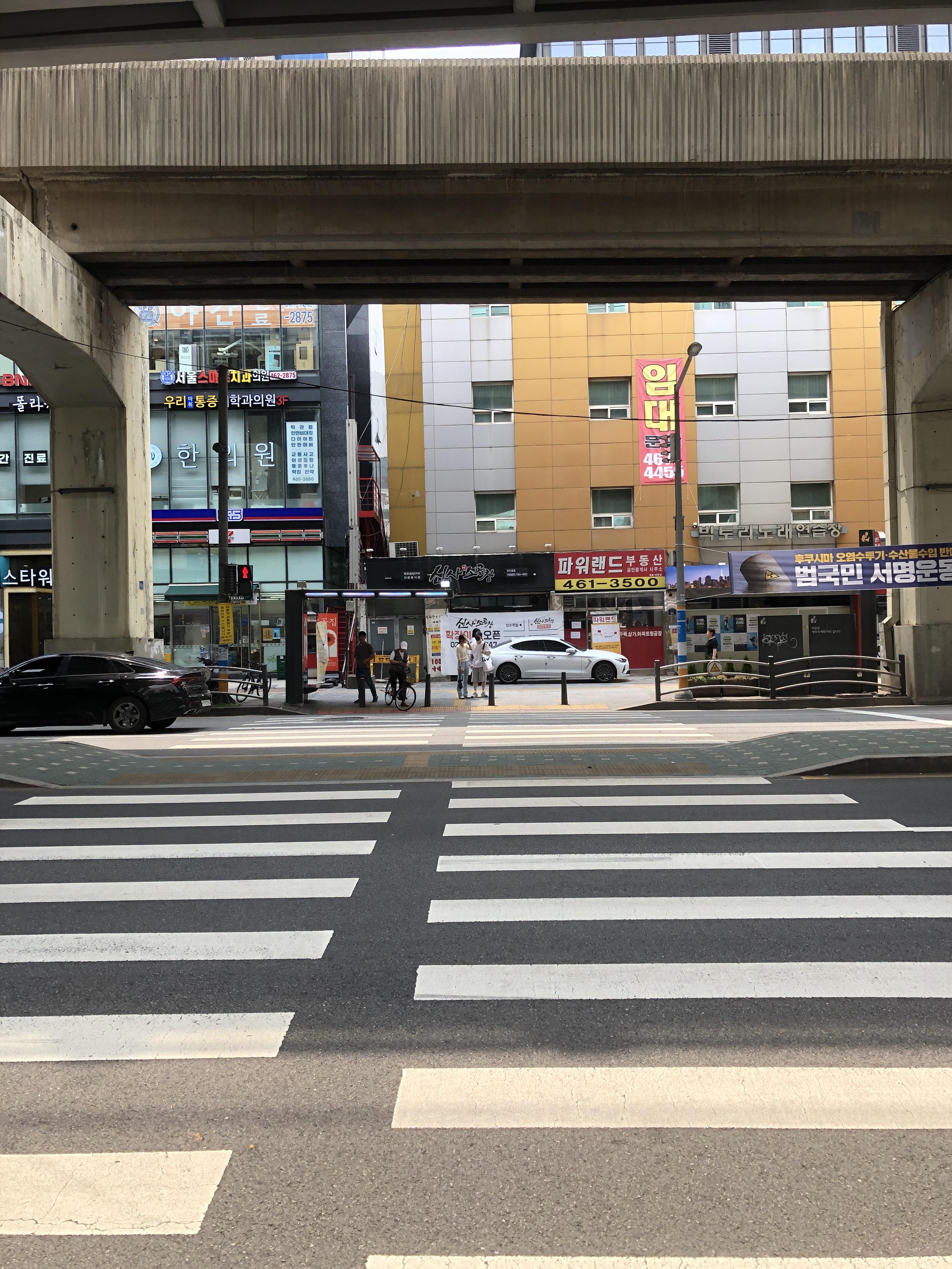 성수역 4번 출구 '연무장길' 산책: 중국 MZ 세대도 반한 성수동 레트로 감성