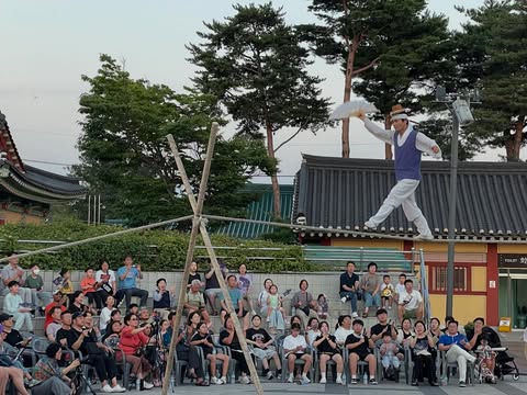 권원태 연희단의 아슬아슬한 줄타기
