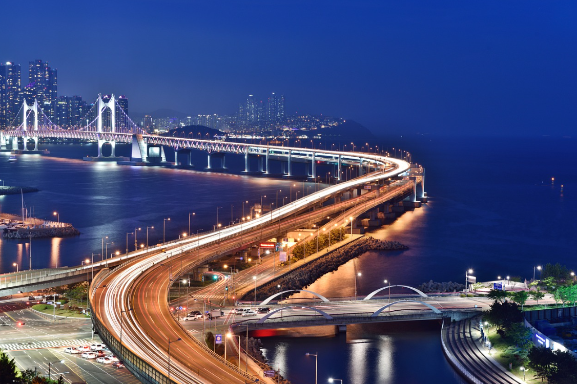 부산 바다 위 다리 야경 사진