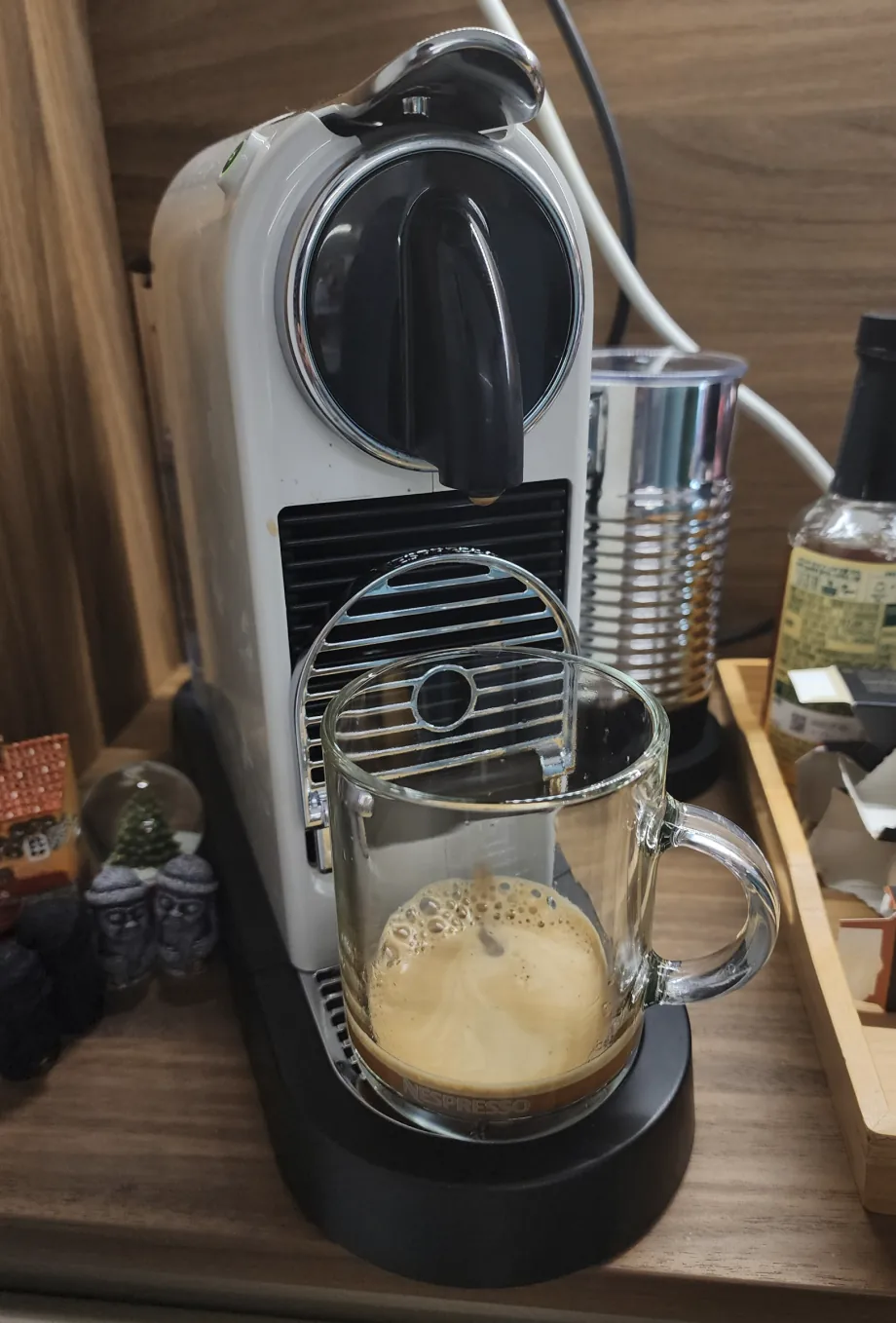 네스프레소-시티즈-D113화이트-에스프레소추출완료모습