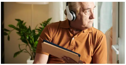 책을 듣는 부모님 (출처:픽사베이)