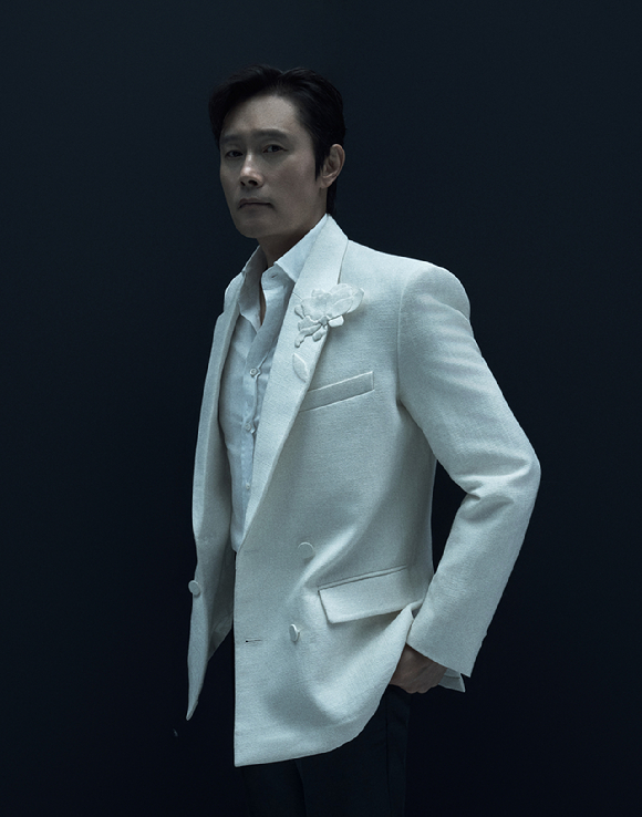 배우 이병헌이 넷플릭스 시리즈 '오징어 게임' 시즌2 인터뷰에 앞서 포즈를 취하고 있다. [사진=넷플릭스]
