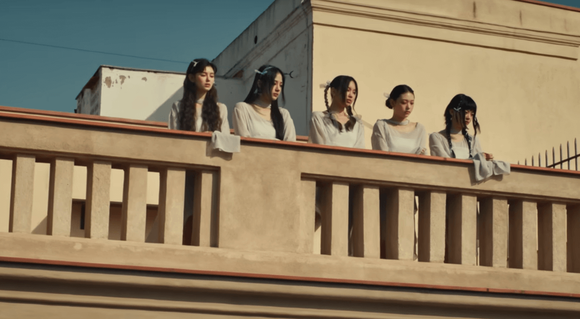 뉴진스 뮤비의 한 장면