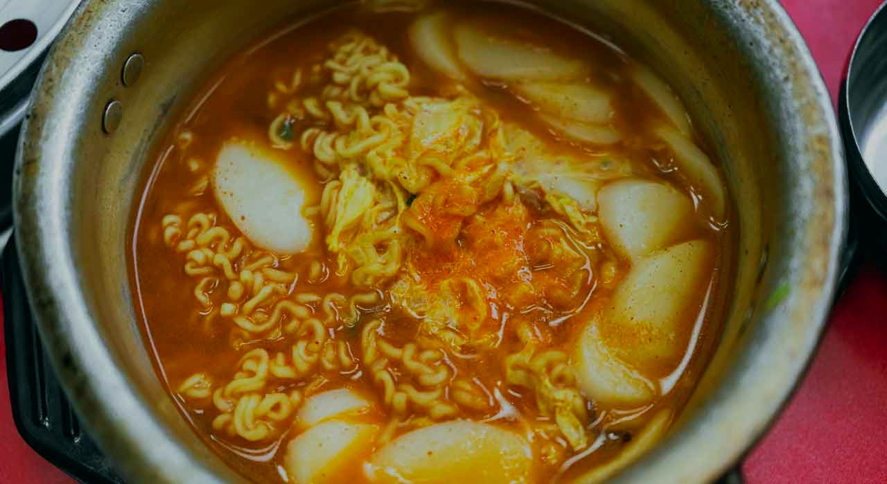 양은냄비에 끓인 떡라면 한 그릇. [ⓒPexels &lsquo;Theodore Nguyen&lsquo;]
