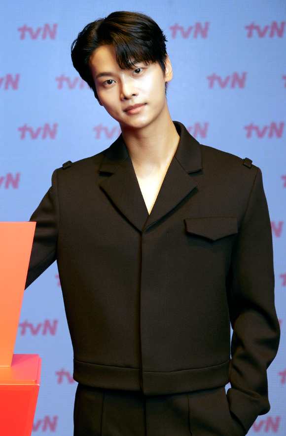 배우 차학연이 19일 온라인으로 진행된 tvN 새 토일드라마 '무인도의 디바' 제작발표회에 참석하고 있다. [사진=tvN]