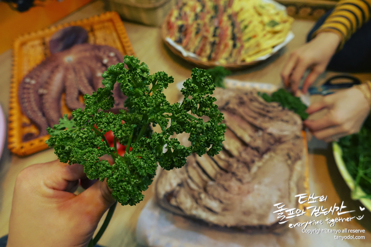 타뇨의셀프웨딩 타뇨 돌프 타뇨의돌프와걷는시간 부케 부토니에 목화부케 겨울부케 겨울결혼식 결혼식 한복드레스 한복 웨딩드레스 한복웨딩드레스 웨딩족두리 셀프웨딩 결혼준비 셀프웨딩메이크업 셀프웨딩헤어 웨딩브로치 면사포 쪽머리 다음블로거 구글애드센스 구글블로거 티스토리 파워블로그 이바지음식 답바지음식 전굽기 예쁜전 모듬전 자매전집 고기산적꼬치 깻잎완자전 표고완자전 버섯전 호박완자전