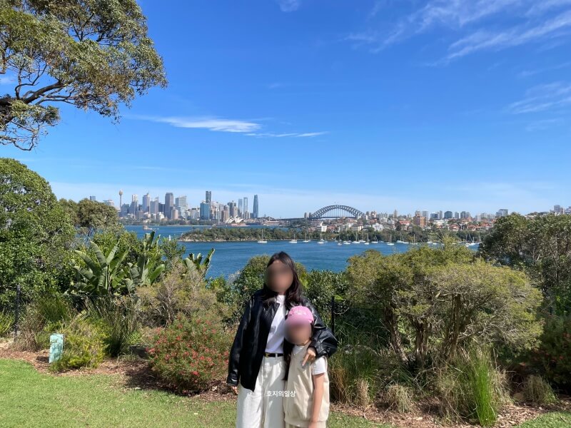 셀린느 트리옹프 벨트 스몰 - 시드니 여행 착용샷