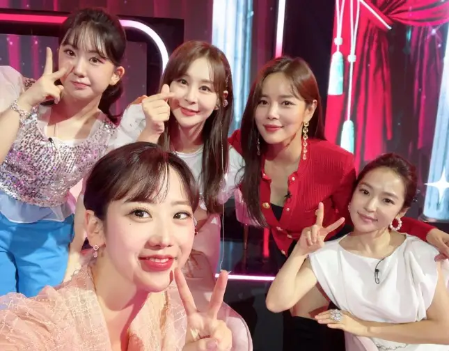 현역가왕- 많은 동료들과 포즐르 취한채 서있는 빨간쟈켓을 입은 조정민