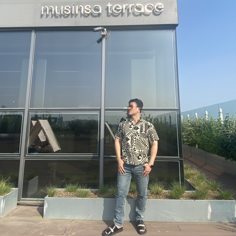 데일리룩(오뭘입)무신사테라스&#44; 하와이 반팔 셔츠&#44; 무신사스탠다드 데미지진 청바지&#44; 엠엠지엘 MMGL 샌들&#44; 데일리룩&#44; 데일리코디&#44; 데일리패션&#44; ootd