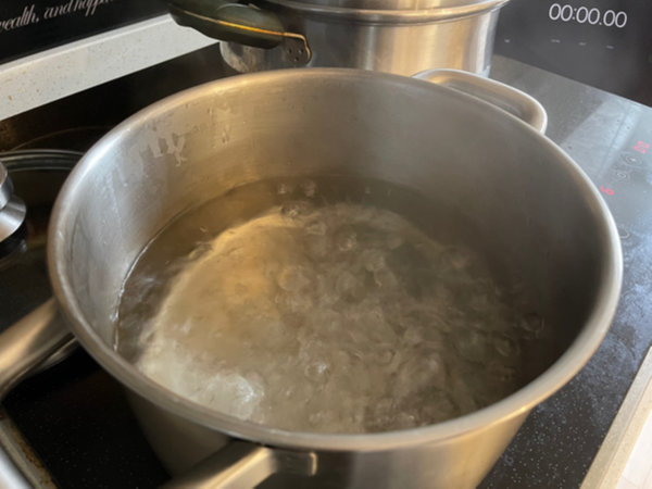 오이지 담그는 방법 - 오이 튀길 물 바글바글 끓는 중