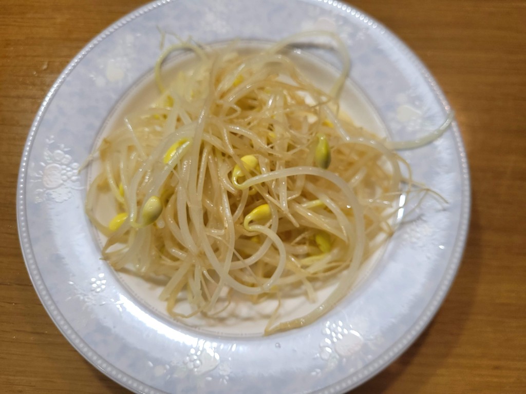 아삭하게 데친 콩나물 완성 모습