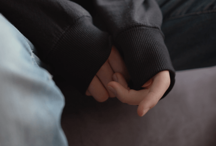 협박으로부터-불안해하는-손