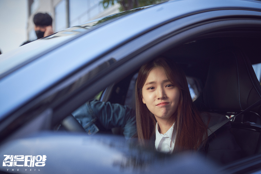 자동차 조수석에 안전벨트를 매고 앉아 정면을 보는 김지은