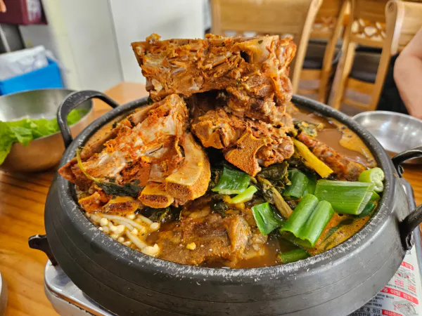 생생정보 대결 맛 대 맛 25cm 뼈 탑 감자탕 vs 해물간장뼈찜 음식점