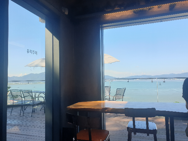 강화도 카페 트라몬토: 바다뷰 + 족욕 = 힐링 공식 완성_2층
