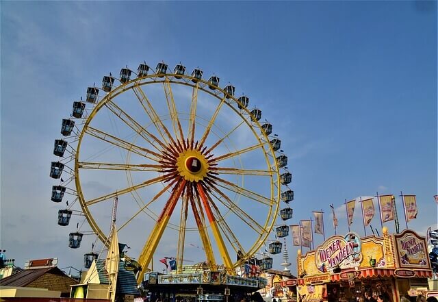 놀이동산의 놀이기구들.