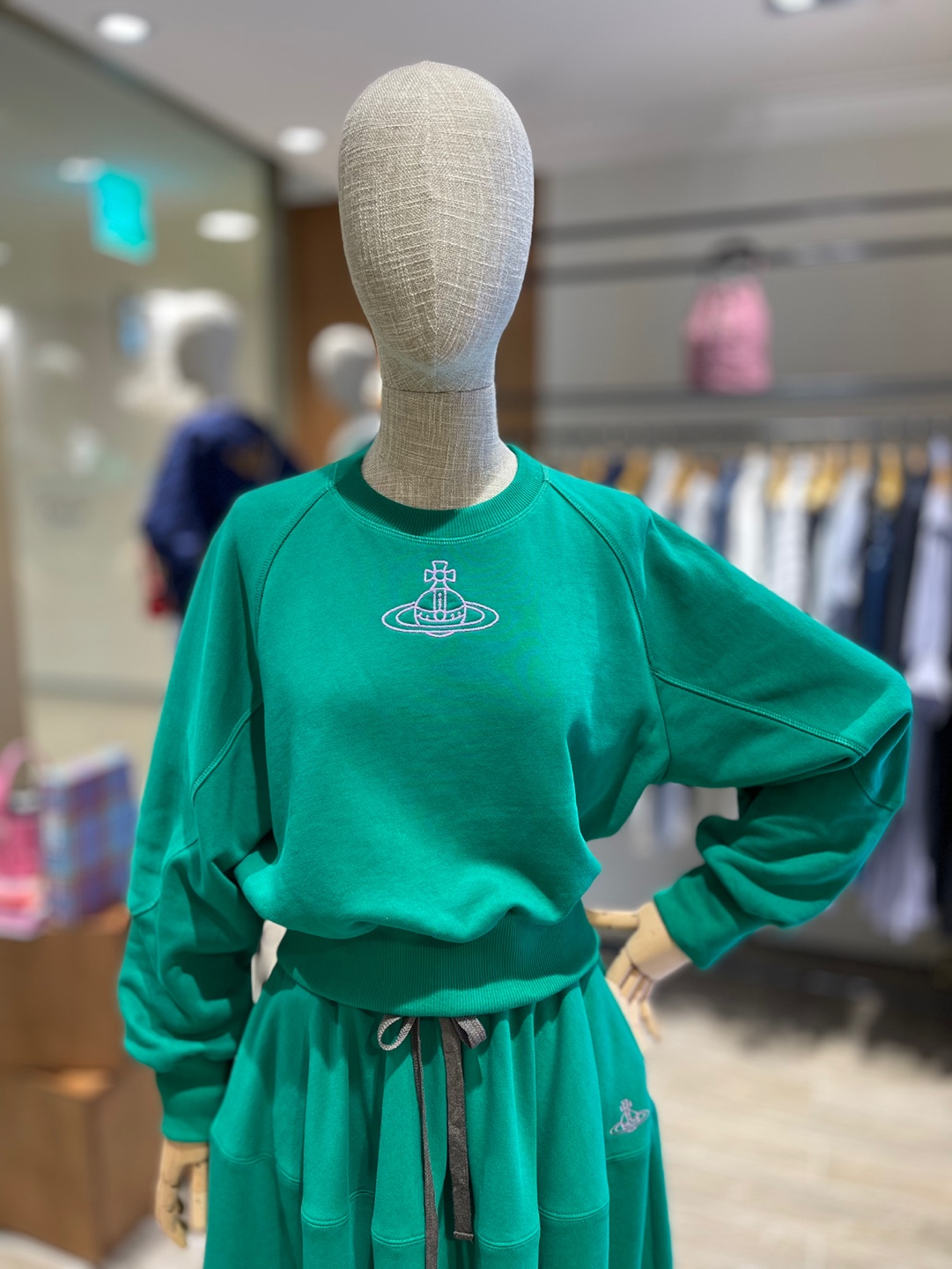 비비안웨스트우드 앵글로매니아 중앙 ORB자수 포인트 맨투맨 그린(VMTUTS5390)