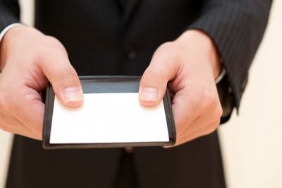 일어서서 명함을 전달하는 사진