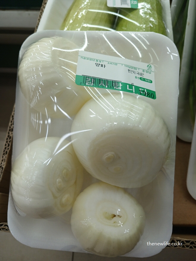 마트에서 껍질이 벗겨져 포장된 백양파