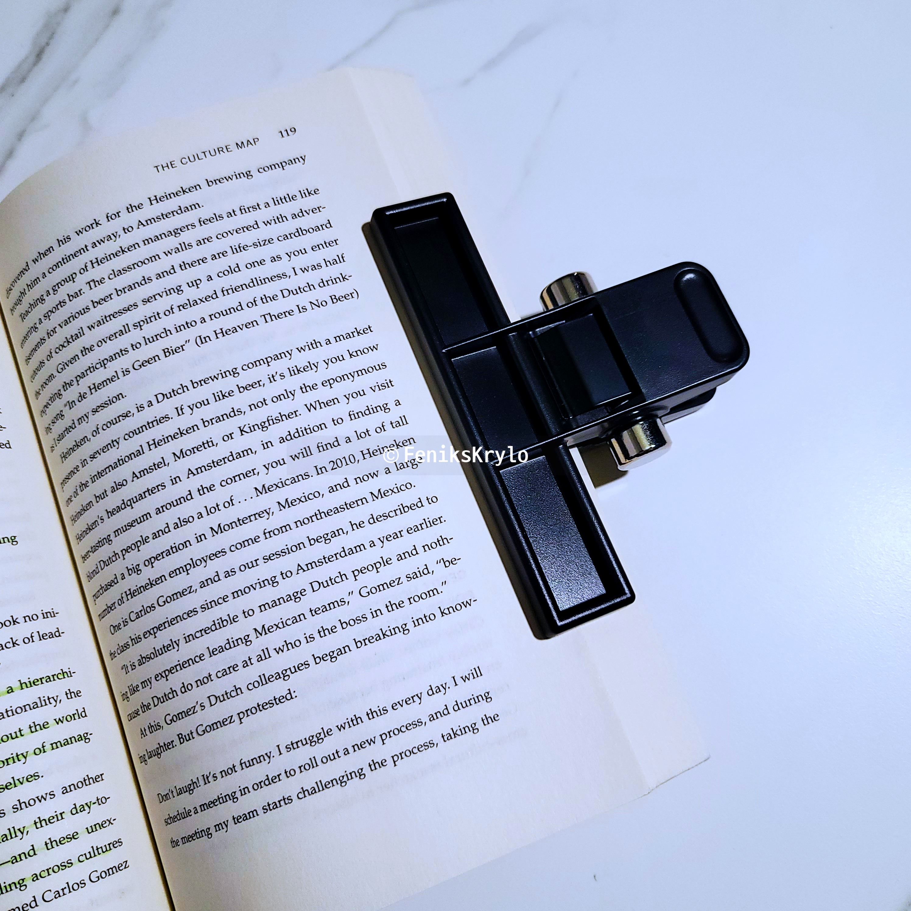 북클립을-이용해-책을-고정한-모습이다.