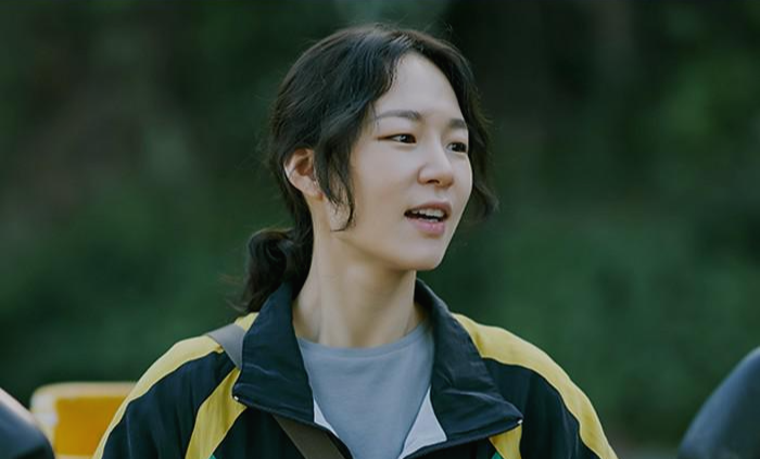 웃고 있는 한예리 배우의 모습