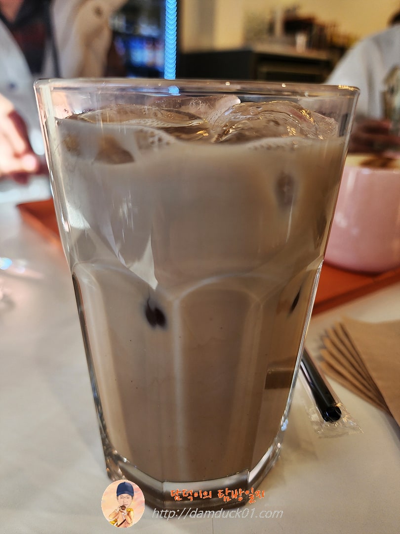 스트로베리 초콜릿 라떼