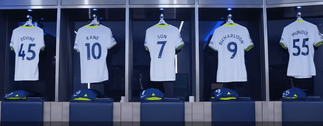 토트넘 선수 유니폼이 나란히 걸려있는 장면