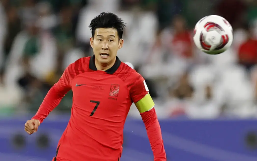 호주전- 날아오는 공을 향해 달려가는 긴팔 빨간 유니폼을 입은 손흥민