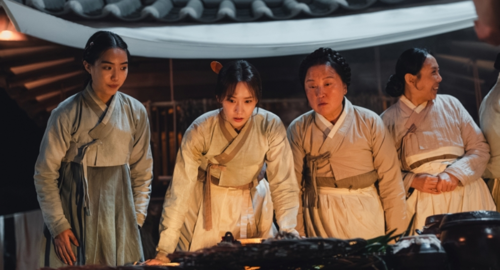 요리를 바라보고 있는 임윤아 배우님과 여성들이 모습