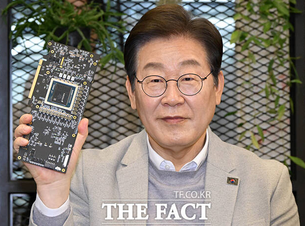 이재명 더불어민주당 대선 예비후보가 14일 서울 강남구 퓨리오사AI에서 퓨리오사AI NPU를 들어보이고 있다.