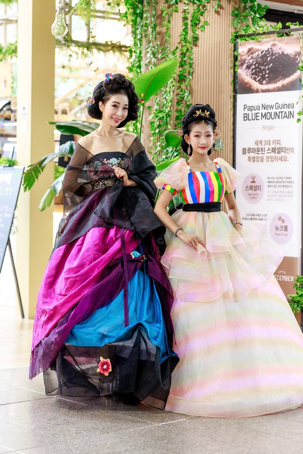 좌측 이선율, 우측 아젤리아드레스 키즈모델단1기 박예지