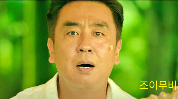 조진봉 역할의 류승룡 배우님_출처:CJENMMOVIE