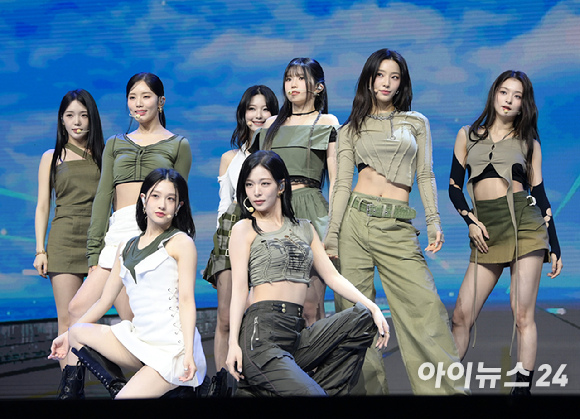 그룹 프로미스나인이 5일 오후 서울 광진구 예스24 라이브홀에서 진행된 프로미스나인(fromis_9) 첫 번째 정규앨범 &#39;언락 마이 월드(Unlock My World)&#39; 발매 기념 쇼케이스에서 타이틀곡 &#39;#미나우&#39; 무대를 선보이고 있다. [사진=정소희 기자]