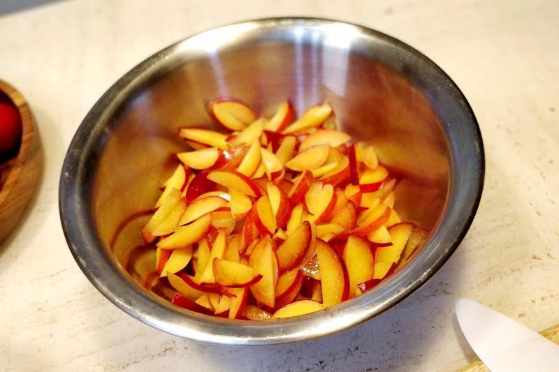 썰은 자두를 볼에 담은 사진