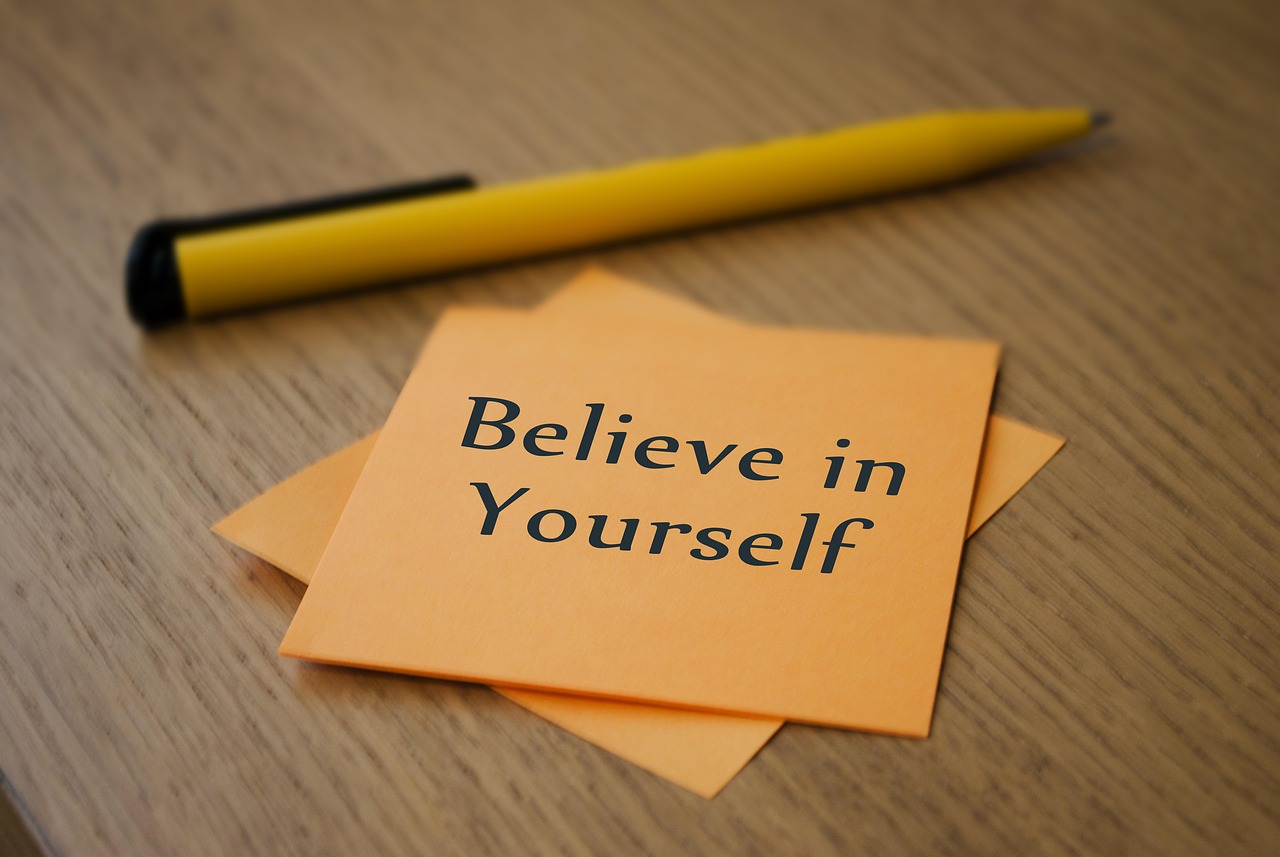 believe in yourself 가 쓰여 있는 포스트 잍 이미지