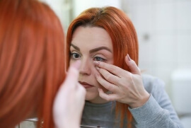 콘텍트렌즈끼기