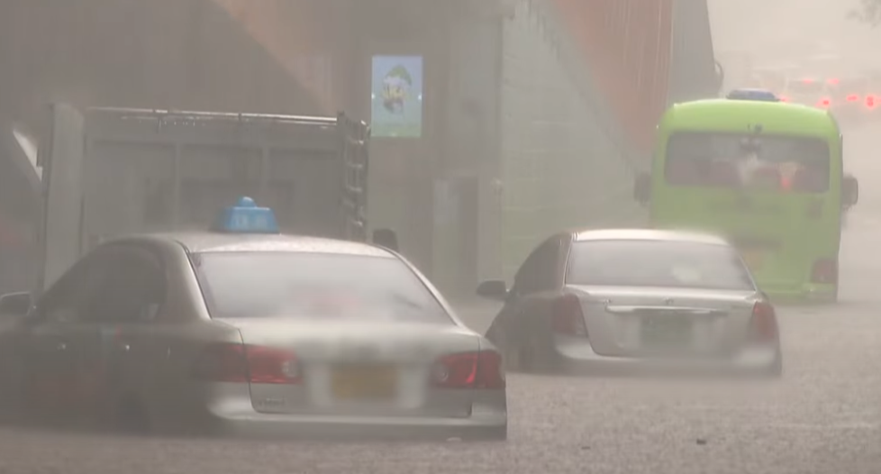 물에 바진 차량