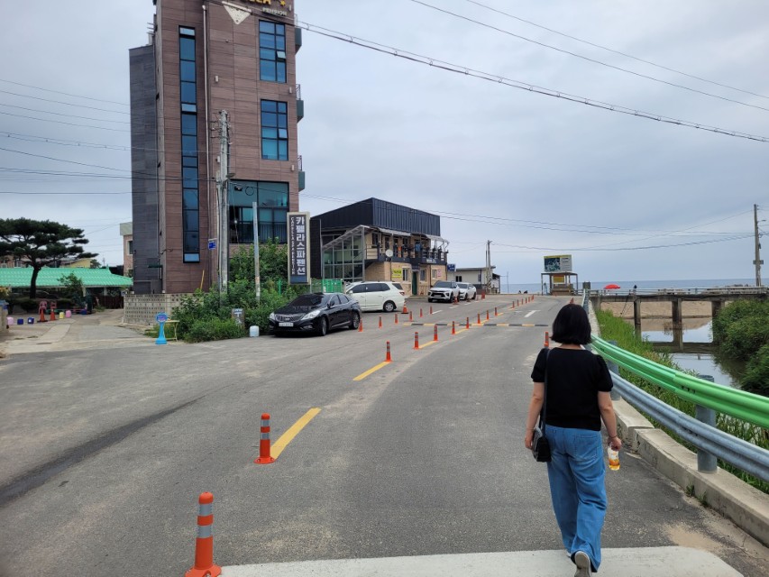 가진항과 가진해변 인근 거리 풍경