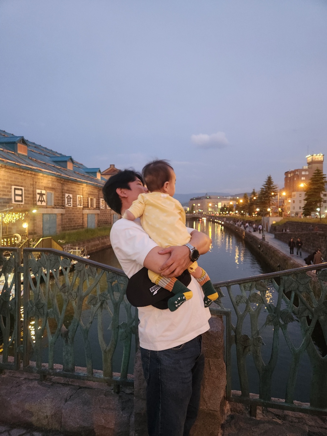 야경이 깃든 오타루 운하에서 아빠와 아들이 사진 촬영한 모습