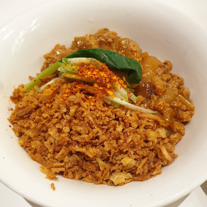 중화고기비빔면은-위에-어니언후레이크와-볶음고기가-올려져있다